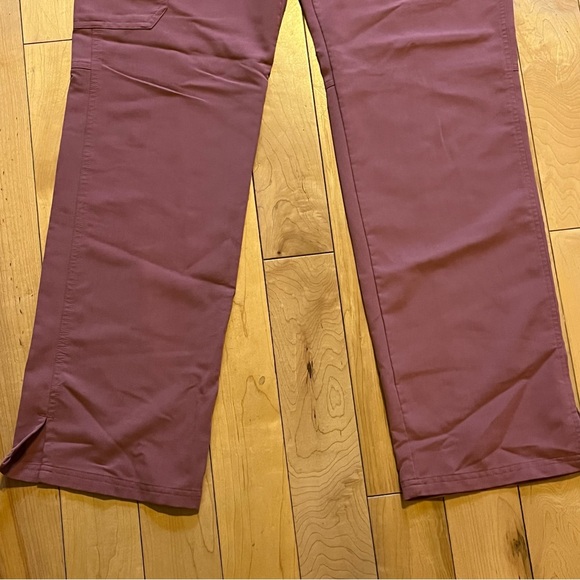 Figs Kade Cargo Scrub Pants in Mauve size small - Picture 3 of 8